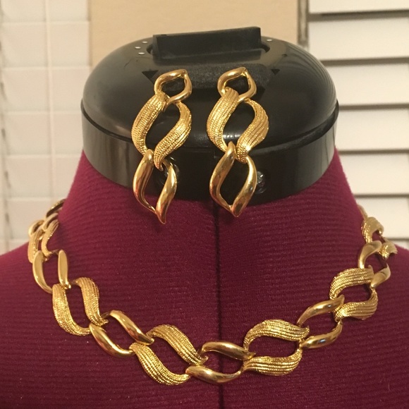 Gold-Tone Link Choker & Matching Pierced Earrings - Picture 1 of 5
